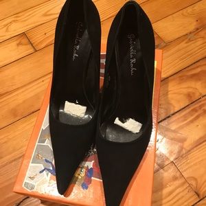 Simple black suede pump